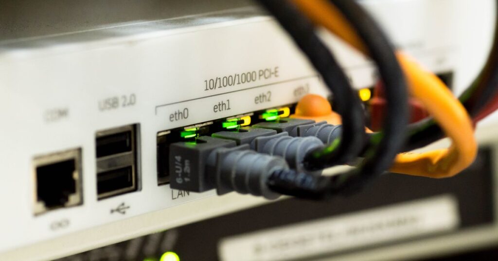 Cavi di rete ethernet collegati a un apparato — rete e Wi-Fi aziendale