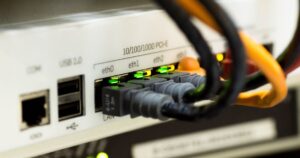 Cavi di rete ethernet collegati a un apparato — rete e Wi-Fi aziendale