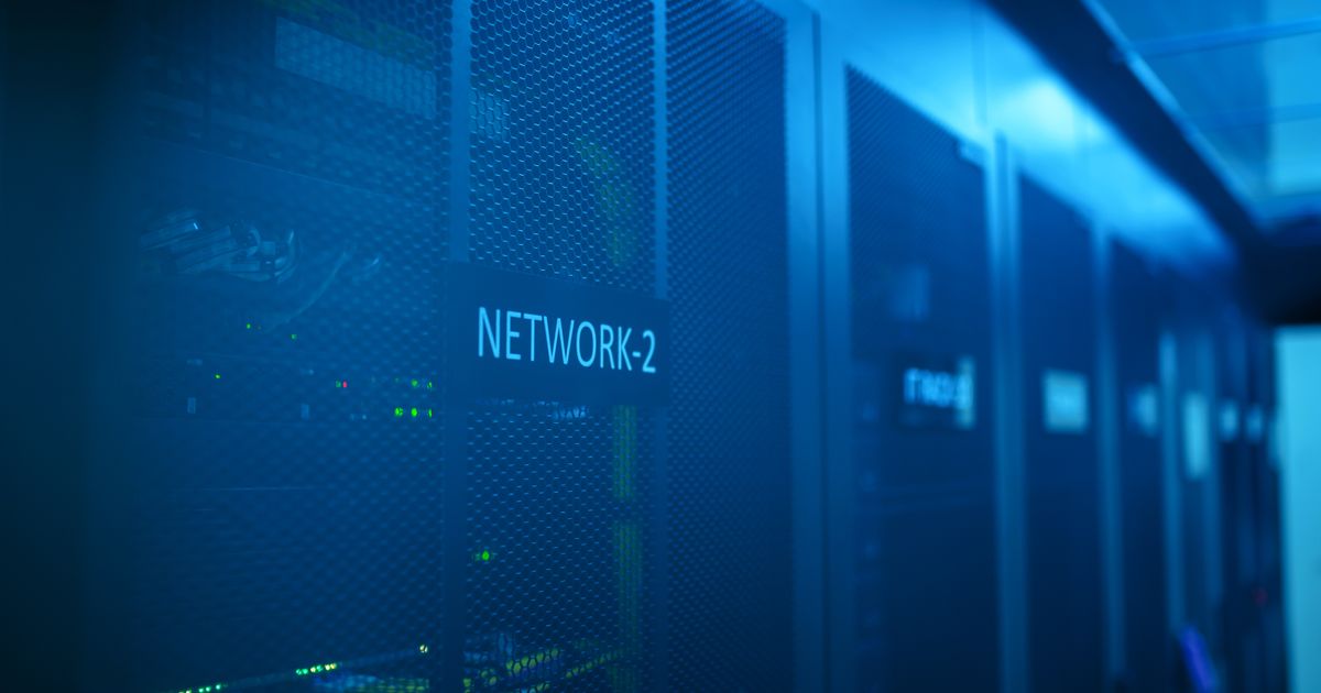 Sala server con rack di rete illuminato in blu — consulenza compliance NIS2 per PMI con Aeon Lab a Roma