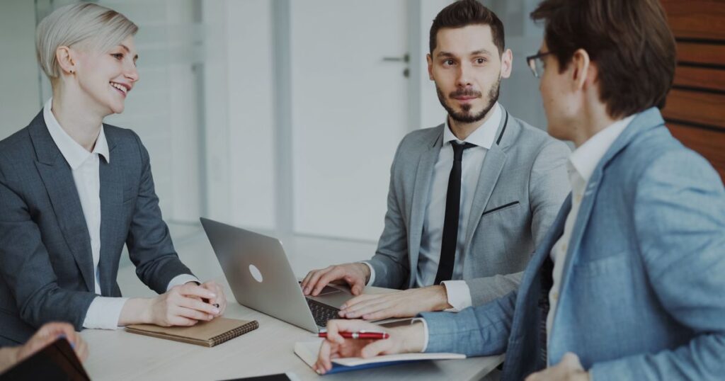 Consulenti in riunione sull'adeguamento NIS2 e la compliance per PMI e studi professionali