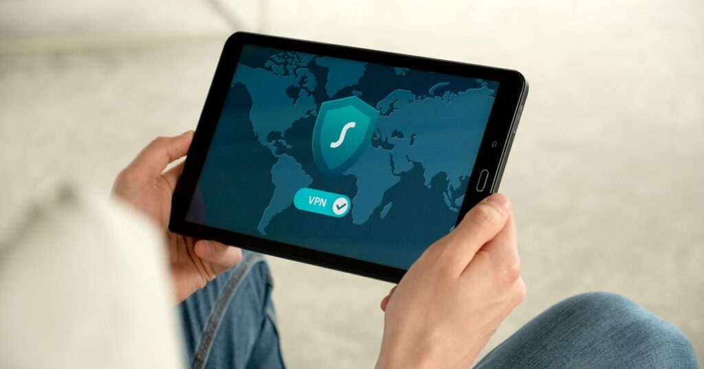 Scudo di protezione dati su tablet — sicurezza informatica e conformità NIS2 per PMI e studi professionali