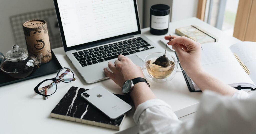 Persona che lavora al laptop da casa — smart working in sicurezza