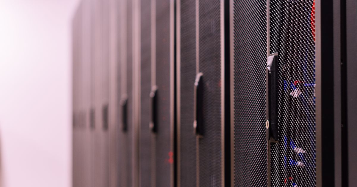 Corridoio di rack server in una sala dati — servizi NOC e SOC con monitoraggio H24 di Aeon Lab