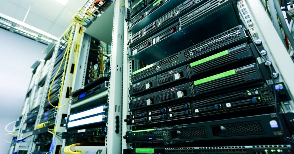 Server rack in un data center con cavi di rete — backup e protezione dei dati aziendali