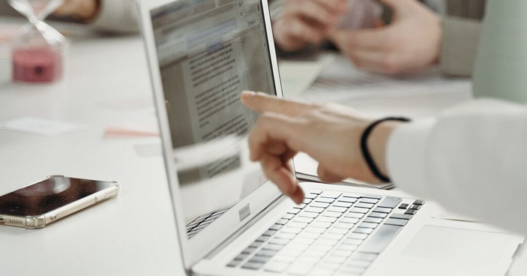 Team di lavoro in ufficio con laptop — Microsoft 365 per le PMI