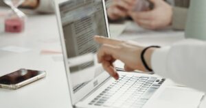 Team di lavoro in ufficio con laptop — Microsoft 365 per le PMI