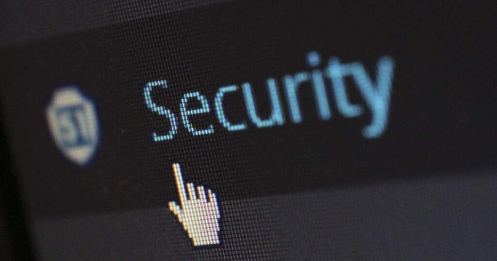 Schermo con la scritta Security e cursore del mouse — password e autenticazione a due fattori